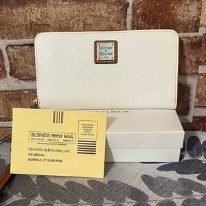 Dooney & Bourke Cream Zip Wallet nwt